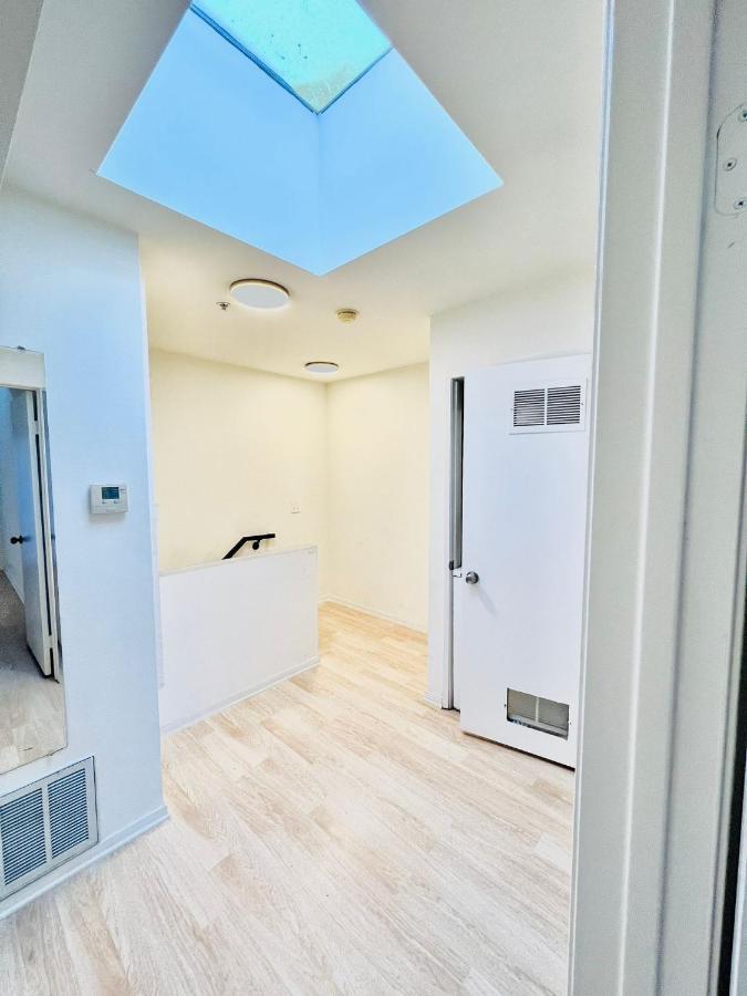 Lovely 2-story 2-bedroom Unit With Free Secure Parking Appartement
