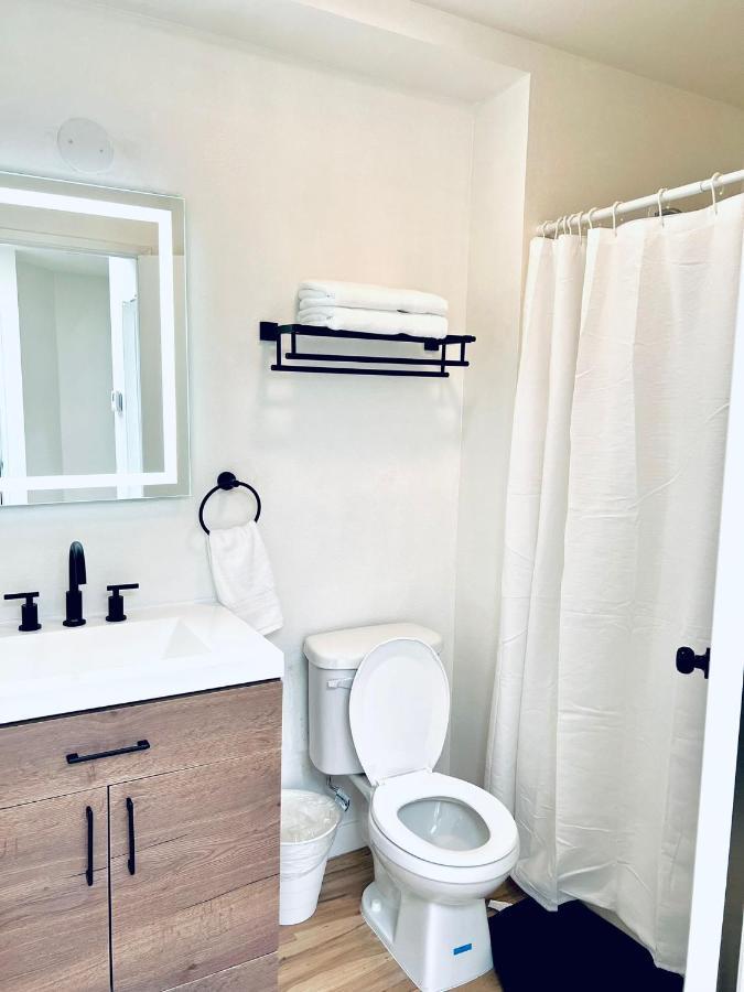 Lovely 2-story 2-bedroom Unit With Free Secure Parking Appartement *