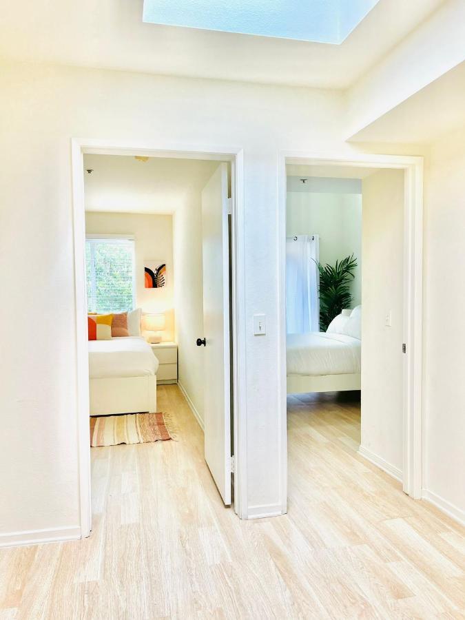 Lovely 2-story 2-bedroom Unit With Free Secure Parking Appartement